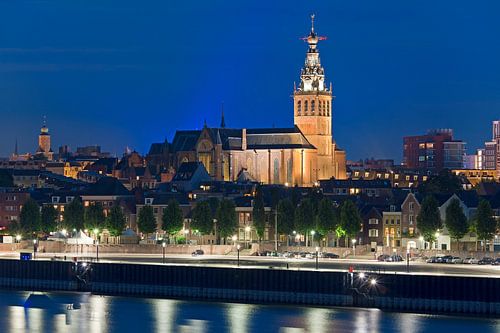 Nachtfoto St. Stevenskerk te Nijmegen