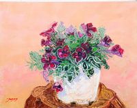 Lila Blumen in einer weißen Vase