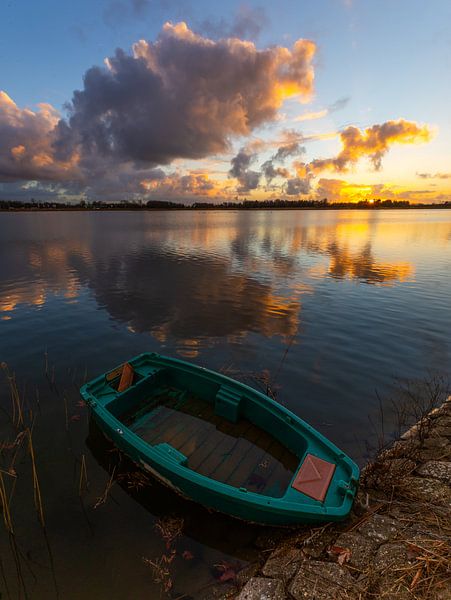 Wolkenspiegelung am See von peterheinspictures