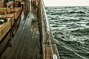 Auf einem Holzboot