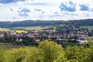 Uitzicht op Wettelsheim, Treuchtlingen, Duitsland van de-nue-pic