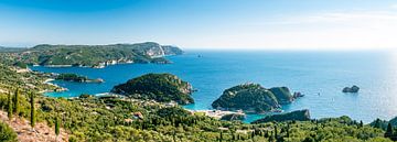 Paleokastritsa Bucht mit Blue Lagoon von Leo Schindzielorz