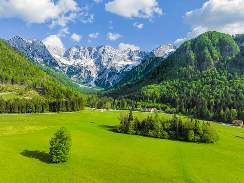 Zgornje Jezersko vallei in Slovenië van boven gezien in de lente