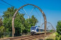 Spoorlijn met betonnen bovenleidingsportalen