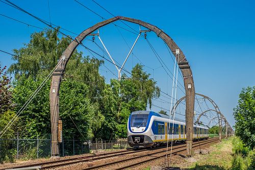 Spoorlijn met betonnen bovenleidingsportalen