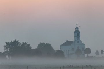Kerk in de mist van Ralf Bankert