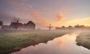 Zonsopkomst op een mistige Zaanse Schans van John Leeninga