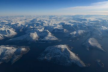 Vogelperspektive auf der Schnee bedeckten Winterlandschaft  in Nord-Norwegen