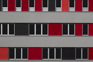 Façade d'un bâtiment moderne en gris et rouge sur Joachim Küster