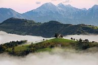 Église de montagne St. Thomas en Slovénie dans un lever de soleil brumeux par iPics Photography Aperçu