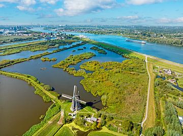 Luchtfoto van molens op Kinderdijk en de rivier de Lek in Nederland van Eye on You