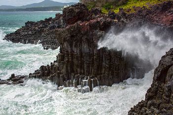 Vulkanische rotskust met stormende zee. Zuid-Korea