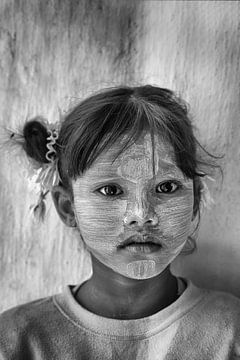 Une fille de Bagan avec un Tanaka sur le visage. Wout Kok One2expose Photographie