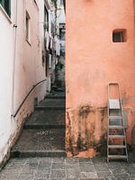 Oranje muur met ladder in Ischia Porto, Italië