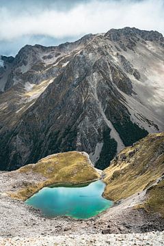 Magnifique lac de montagne bleu clair dans le parc national des lacs Nelson sur Maaike Verhoef