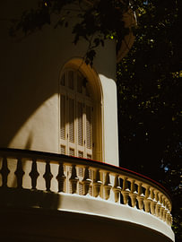 alte Tür mit Balkon von SappiesPhoto