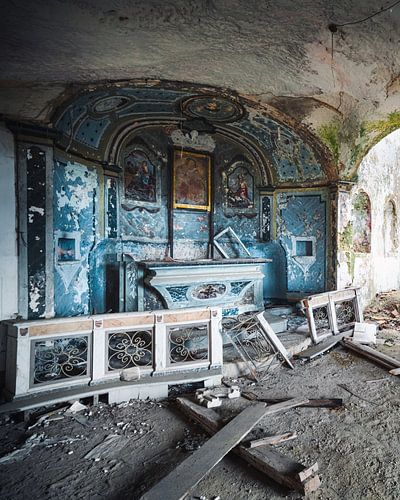 Église abandonnée en décrépitude.