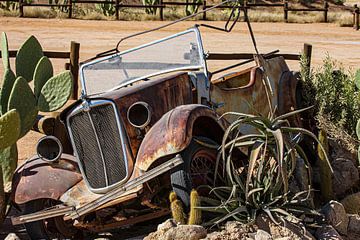 Vintage cars in the Namibian desert by Roland Brack