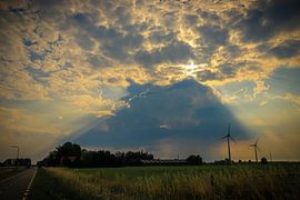 Atemberaubend ungewöhnliches Sonnenlichtphänomen am Wolkenhimmel