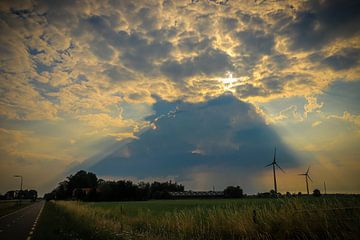 Adembenemend bijzondere zonlicht fenomeen in de wolken lucht van Wildlife Designs