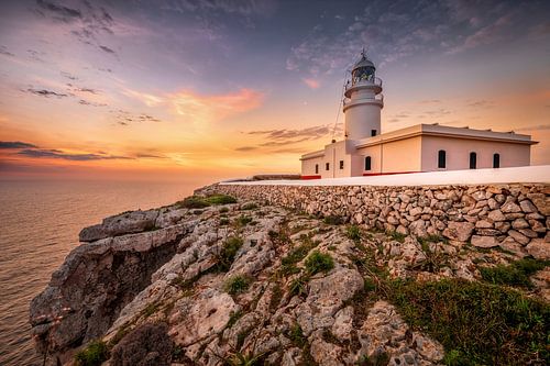 De vuurtoren van Cavallería op het eiland Menorca bij zonsopgang.