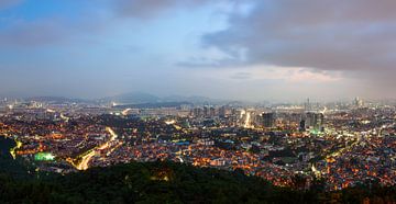 Panoramisch nachtzicht op de stad Seoul van Yevgen Belich