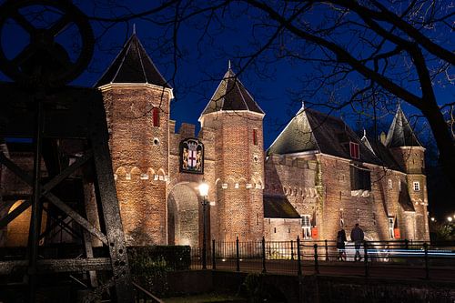 De verlichte koppelpoort van Amersfoort