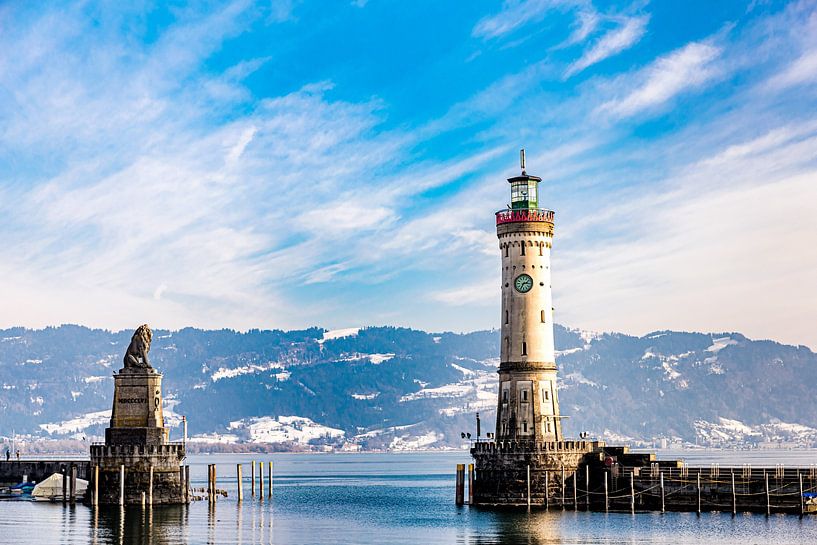 Bayerischer Löwe und Leuchtturm Hafen Linda am Bodensee in Bayern mit schweizer Alpen Deutschland von Dieter Walther