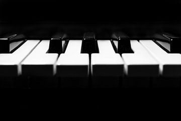 Clavier de piano en gros plan minimaliste noir et blanc sur Andreea Eva Herczegh