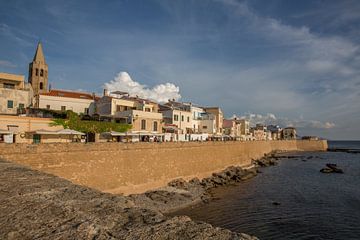 Muur rond oude centrum van Alghero in Sardinië van Joost Adriaanse