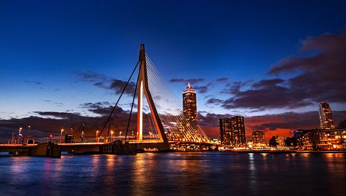Mooie skyline van Rotterdam in de avond