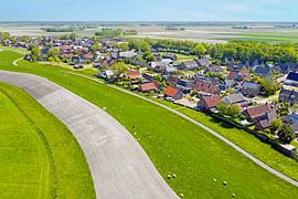 Vue aérienne du village de Moddergat sur la mer des Wadden en Frise, Pays-Bas sur Eye on You