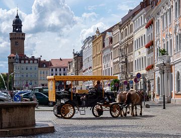Uitzicht op het oude stadscentrum van Görlitz in Saksen met een historische paardenkoets van Animaflora PicsStock