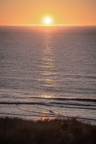 Sonnenuntergang mit nebligen Bedingungen auf See und Reflexion von Rutger van der Klip