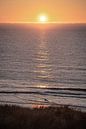 Sonnenuntergang mit nebligen Bedingungen auf See und Reflexion von Rutger van der Klip Miniaturansicht
