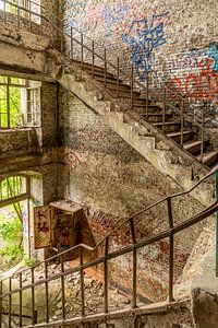Treppe in verlassener Fabrik von Gonnie van de Schans