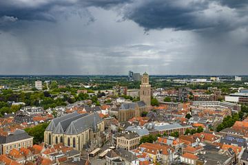 Nuages d'orage au-dessus de Zwolle pendant un orage d'été