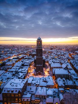 Der Peperbus in Zwolle im Schnee bei Sonnenaufgang