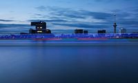 skyline van rotterdam met boot van Ilya Korzelius thumbnail