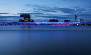 skyline van rotterdam met boot by Ilya Korzelius