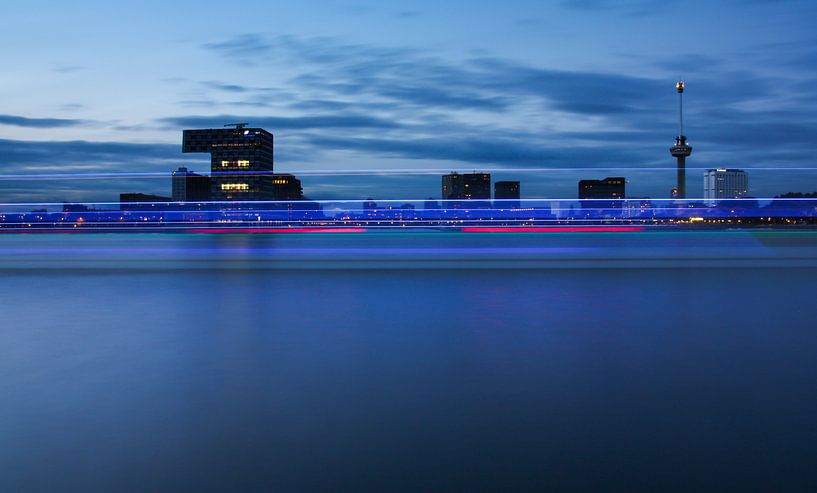 skyline van rotterdam met boot par Ilya Korzelius
