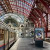 Ein Zug fährt am Hauptbahnhof von Antwerpen. von Don Fonzarelli