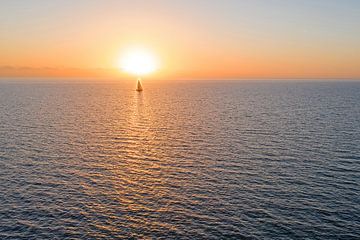 Luftaufnahme vom Segeln auf der Nordsee mit Sonnenuntergang von Nisangha