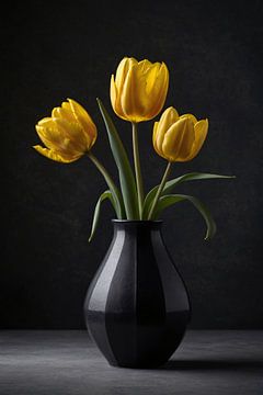 Gele tulpen in een elegante zwarte vaas van De Muurdecoratie