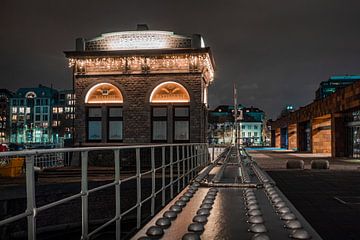 Nachtfoto van bakkerij/patisserie Dellafaille aan het MAS in Antwerpen van Daan Duvillier