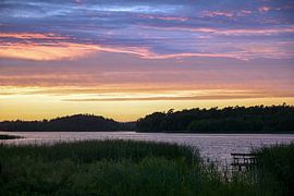 Abendhimmel mit farbigen Wolken nach Sonnenuntergang über einer Seenlandschaft in Norddeutschland, K von Maren Winter