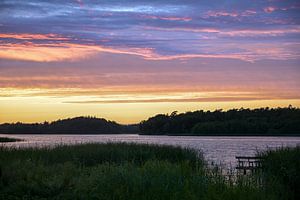 Abendhimmel mit farbigen Wolken nach Sonnenuntergang über einer Seenlandschaft in Norddeutschland, K