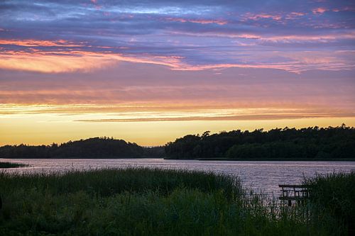 Avondlucht met gekleurde wolken na zonsondergang over een merenlandschap in Noord-Duitsland, kopieer