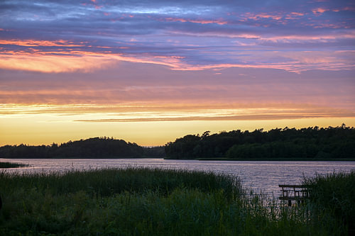 Abendhimmel mit farbigen Wolken nach Sonnenuntergang über einer Seenlandschaft in Norddeutschland, K