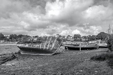 HDR urbex Cimetiere a bateaux scheepskerkhof te Quelmer bretagne van W J Kok